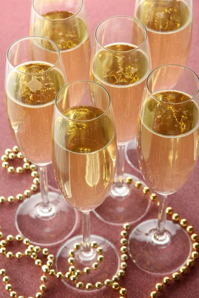 Copos com champanhe sobre fundo brilhante — Fotografia de Stock