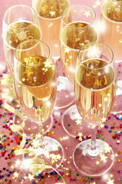 Glazen met champagne op glanzende achtergrond — Stockfoto