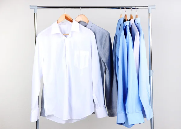 Office manliga kläder på galgar, på grå bakgrund — Stockfoto