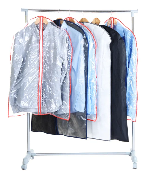 Офісні чоловічі сорочки в чохлах для зберігання на вішалках, ізольовані на білому — стокове фото