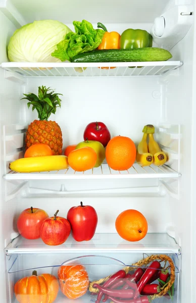 Verduras y frutas en nevera abierta. concepto de dieta de pérdida de peso . — Foto de Stock