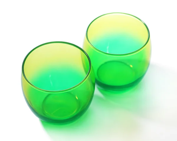 Dois copos de cor vazios, isolados em branco — Fotografia de Stock