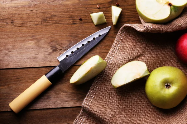 Cuchillo de cocina y manzanas, sobre fondo de madera — Foto de Stock