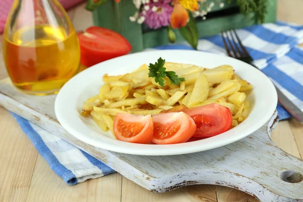 Brunátný smažené brambory na talíř na dřevěný stůl detail — Stock fotografie