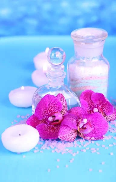 Beautiful spa setting with orchid on blue background — Stock Photo, Image
