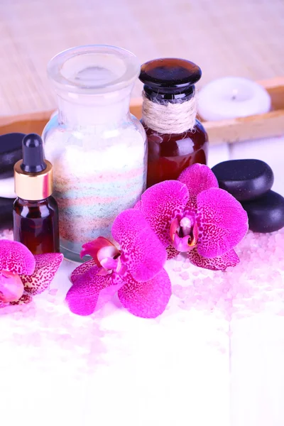 Schöne Wellness-Umgebung mit Orchidee auf weißem Holztisch in Nahaufnahme — Stockfoto