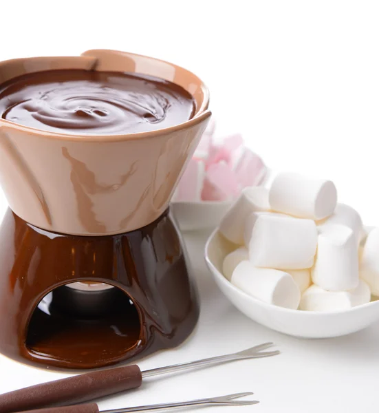 Fondue σοκολάτας με καραμέλες marshmallow, απομονωμένα σε λευκό — Φωτογραφία Αρχείου