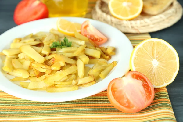 Ruddy fritou batatas no prato na toalha de mesa close-up — Fotografia de Stock