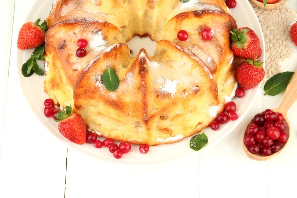 Smakelijk zelfgemaakte cake met bessen, op witte houten tafel — Stockfoto