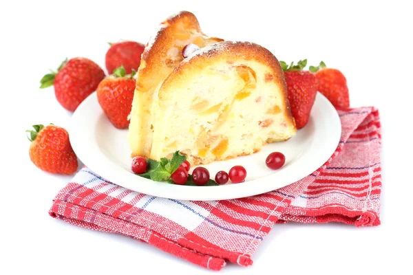 Çilek, beyaz izole ile lezzetli ev yapımı pasta dilimi — Stok fotoğraf