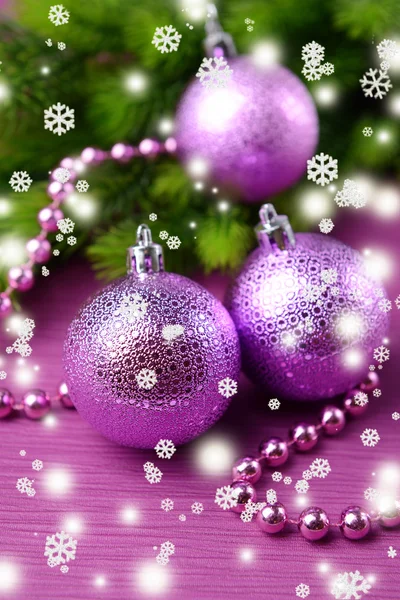 फायर वृक्ष वर ख्रिसमस चेंडू, रंग पार्श्वभूमीवर — स्टॉक फोटो, इमेज