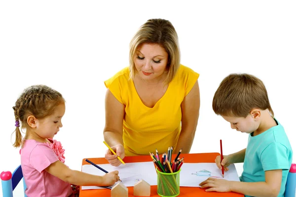 Niños pequeños dibujando con mamá aislada en blanco — Foto de Stock