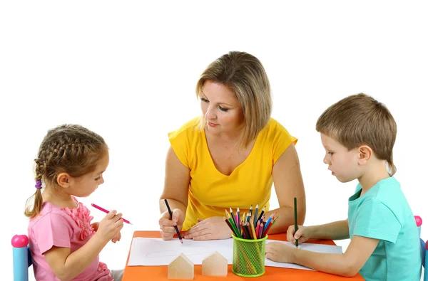 Kleine Kinder zeichnen mit Mama isoliert auf Weiß — Stockfoto