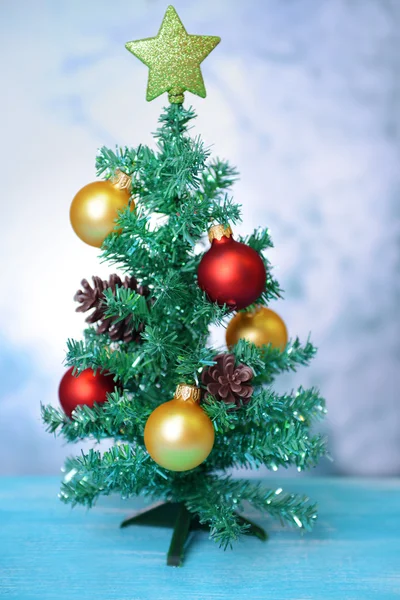 Decoratieve kerstboom, op lichte achtergrond — Stockfoto