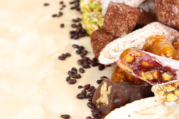 Smaczne orientalnych słodyczy, na brązowym tle — Zdjęcie stockowe