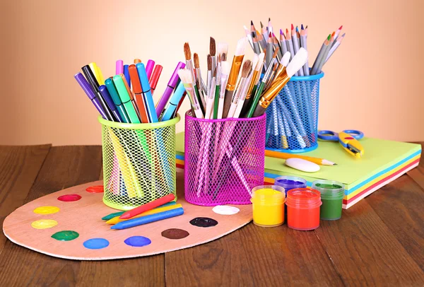 Composizione di vari strumenti creativi sul tavolo su sfondo beige — Foto Stock