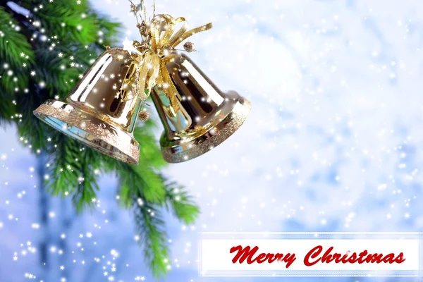 Zvony s Vánoční dekorace na světlé pozadí — Stock fotografie