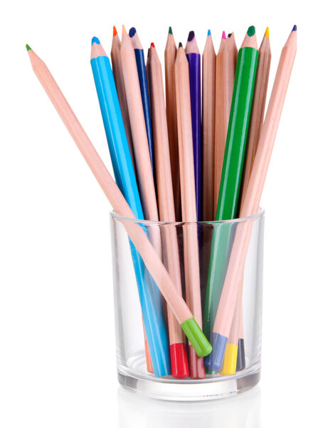 Цветные карандаши в стекле изолированы на белом
