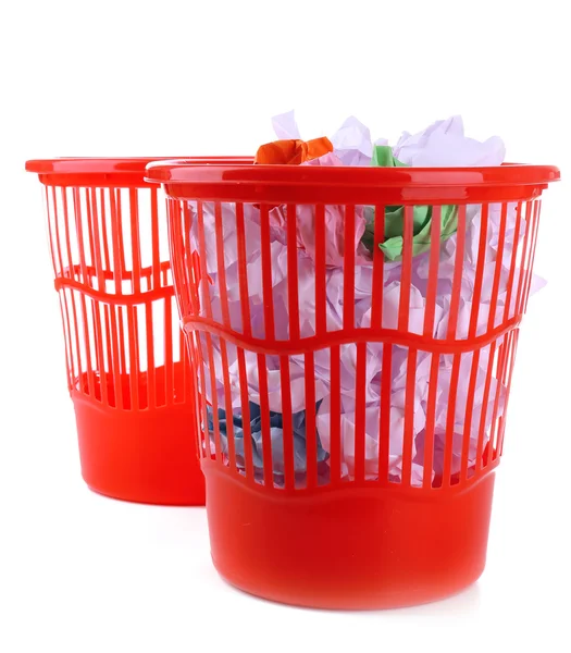 Dwa pojemniki śmieci czerwone, na białym tle — Zdjęcie stockowe