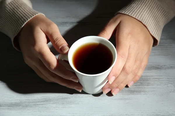 Le mani che tengono la tazza di bevanda calda, primo piano — Foto Stock