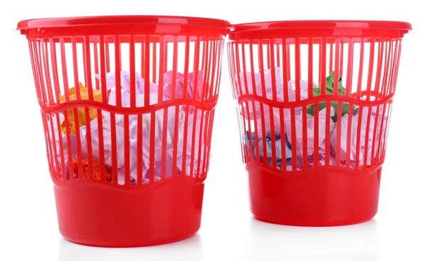 Twee rode vuilnisbakken, geïsoleerd op wit — Stockfoto