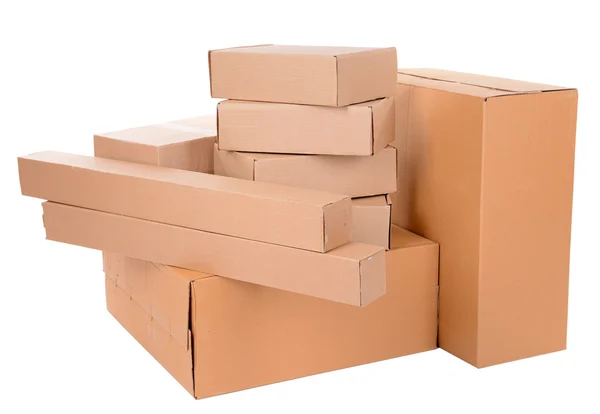 Verschillende kartonnen dozen geïsoleerd op wit — Stockfoto
