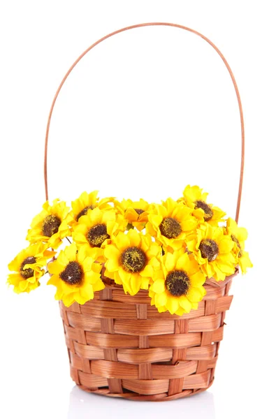 束美丽的人工鲜花在柳条篮子里，白色衬底上分离 — 图库照片