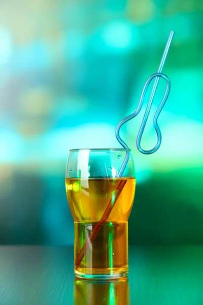 Склянка коктейлю, на яскравому фоні — стокове фото