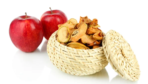 Sušená jablka v proutěném koši, izolované na bílém — Stock fotografie