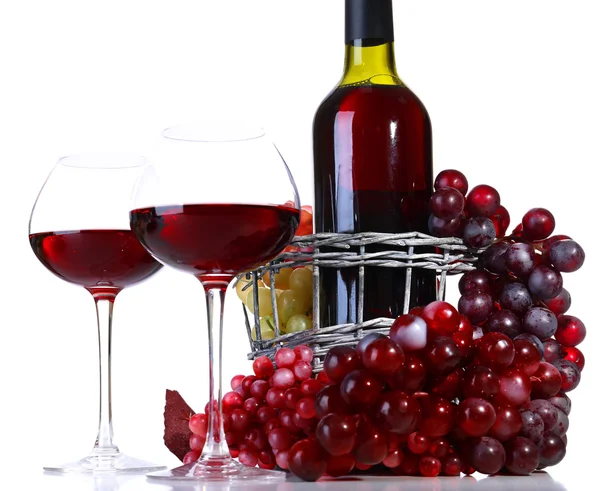 Бокалы с красным вином, виноградом и бутылкой, изолированные на белом — стоковое фото
