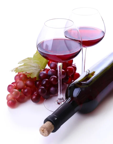 Weingläser mit Rotwein, Traube und Flasche isoliert auf weiß — Stockfoto