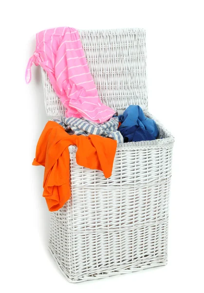 Cesta de ropa completa aislada en blanco — Foto de Stock