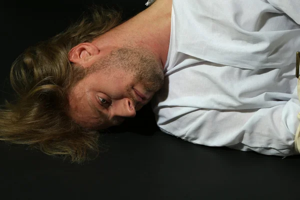 Hombre mentalmente enfermo con camisa de fuerza sobre fondo negro — Foto de Stock