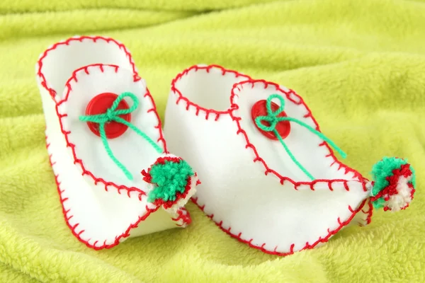 Chaussures de Noël décoratives sur fond de tissu — Photo