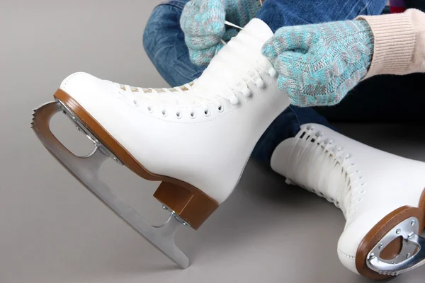 Gri arka plan üzerinde paten giymiş skater — Stok fotoğraf