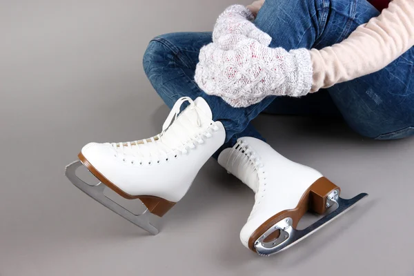 灰色の背景にスケート靴を着てスケーター — ストック写真
