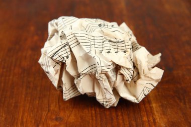 Tahta zemin üzerinde buruşmuş kağıt top