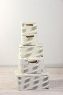 Şeyler kat Oda arka plan üzerinde depolamak için plastik sepetler