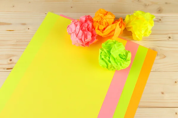 Bolas de papel arrugadas de colores sobre fondo de madera — Foto de Stock