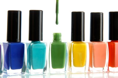 Beyaz üzerine izole edilmiş parlak oje grupları