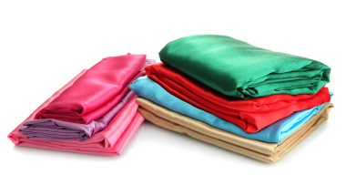 Beyaz kumaş yığınları izole edilmiş.