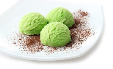 plaka üzerinde beyaz izole lezzetli dondurma