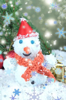 parlak zemin üzerine güzel kardan adam ve Noel dekorasyonu