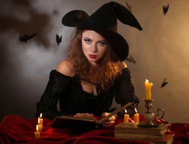 koyu arka plan üzerinde Halloween cadı