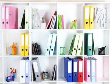 klasörler ve farklı Kırtasiye ofis raflara beyaz, yakın çekim