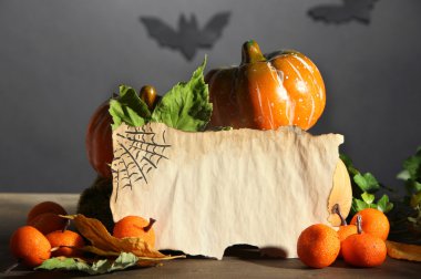 Cadılar Bayramı kompozisyon koyu gri arka plan üzerinde