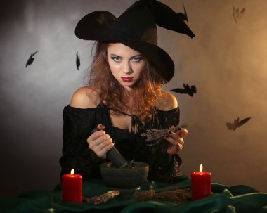 koyu arka plan üzerinde Halloween cadı