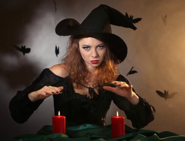 koyu arka plan üzerinde Halloween cadı