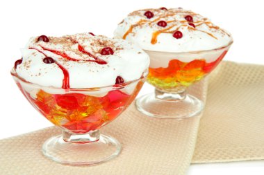 beyaz zemin üzerine masada lezzetli reçel