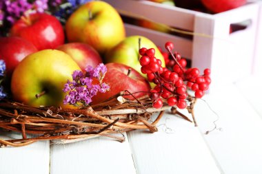 Beyaz ahşap tablo kutusunda Sulu elmalar